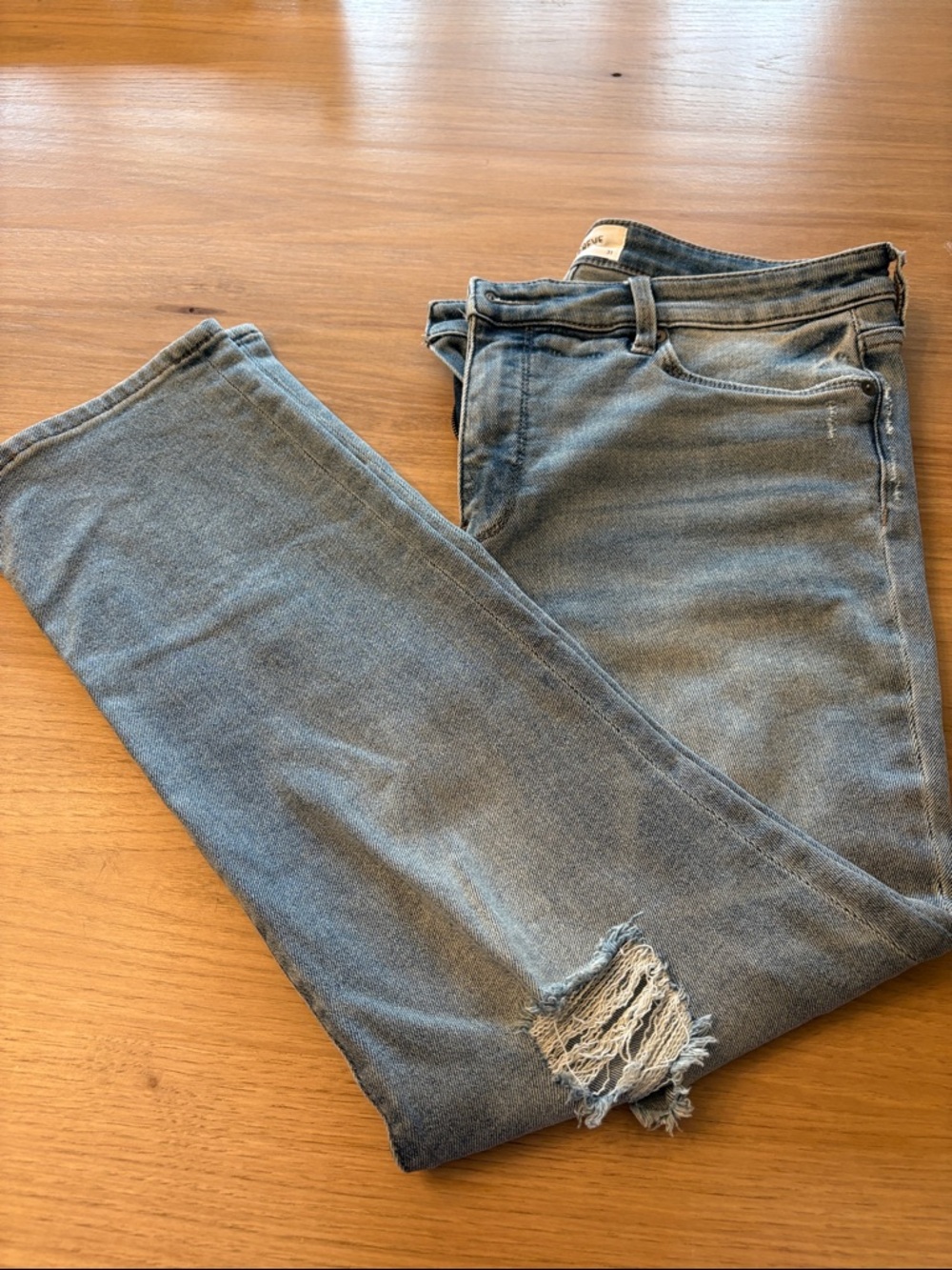 Evereve Light Wash Slim Distressed Jeans